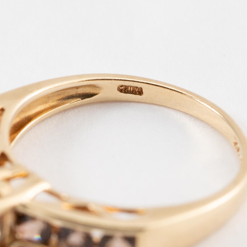 Puede incluir: Primer plano del interior de un anillo de oro con la inscripci&oacute;n "14K" en la banda.