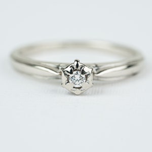 Vintage 14k white gold ring, Solitaire diamond, 1/10 CT, Ring size 5.