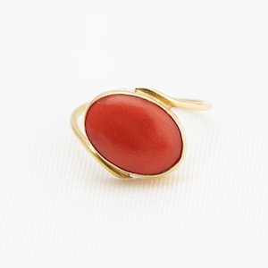 18k Vintage Coral Bezel Ring, Ring Size 5