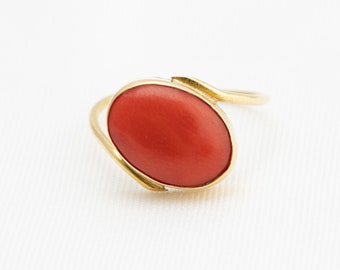 18k Vintage Coral Bezel Ring, Ring Size 5
