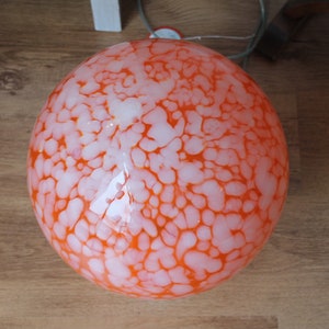 Ball table lamp, in orange Murano glass, with white shades. Vintage style of the 70s/80s. image 5