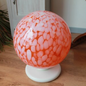 Ball table lamp, in orange Murano glass, with white shades. Vintage style of the 70s/80s. image 6