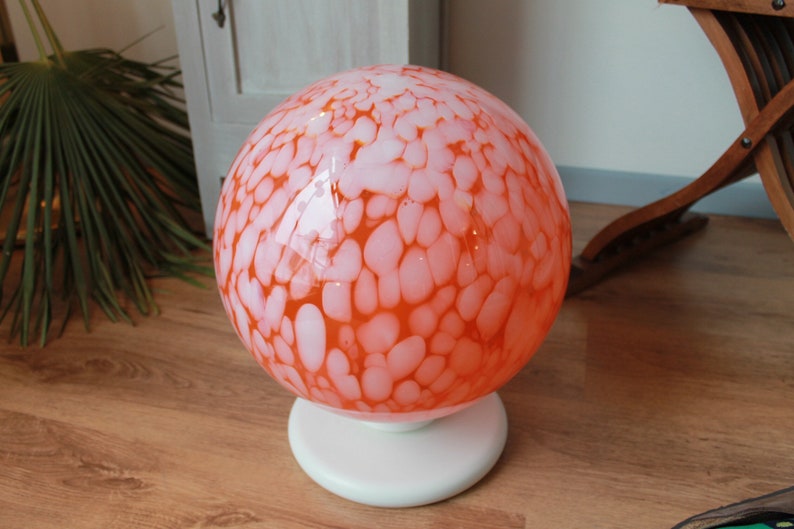 Ball table lamp, in orange Murano glass, with white shades. Vintage style of the 70s/80s. image 6