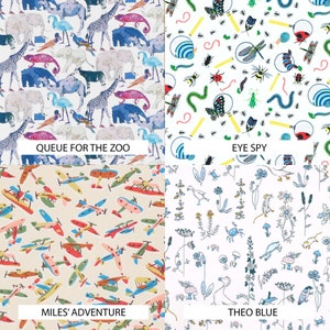 K&ouml;nnte beinhalten: Vier verschiedene Stoffmuster mit wei&szlig;em Hintergrund. Das Muster oben links zeigt einen bunten Zootierdruck mit dem Text "Queue for the Zoo". Das Muster oben rechts zeigt einen bunten Augen-Such-Druck mit dem Text "Eye Spy". Das Muster unten links zeigt einen bunten Flugzeugdruck mit dem Text "Miles' Adventure". Das Muster unten rechts zeigt einen blauen und wei&szlig;en Blumendruck mit dem Text "Theo Blue".