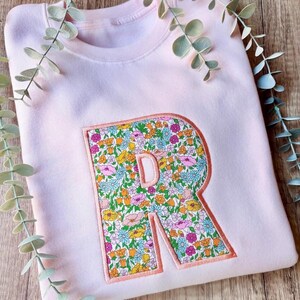 Liberty Fabric Initial Jumper: Embroidered Pastel Sweatshirt Bild 4