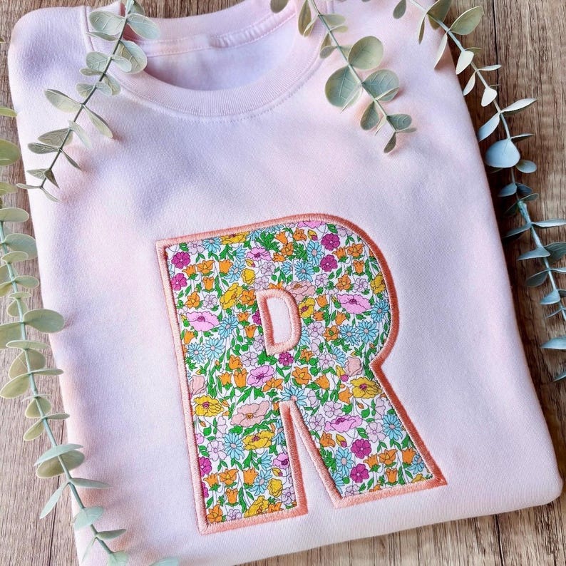 Liberty Fabric Initial Jumper: Embroidered Pastel Sweatshirt Bild 4