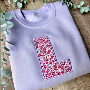 Liberty Fabric Initial Jumper: Embroidered Pastel Sweatshirt Bild 5