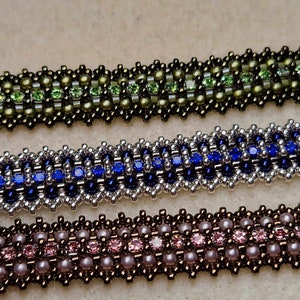 Könnte beinhalten: Drei Perlenarmbänder mit verschiedenen farbigen Perlen und Strasssteinen. Das obere Armband hat grüne Perlen und Strasssteine, das mittlere Armband hat blaue Perlen und Strasssteine und das untere Armband hat rosa Perlen und Strasssteine.