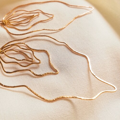 Pendientes de aro feministas de alambre de cobre con clítoris abstracto femenino, vagina y vulva artística - Pendientes de latón martillado - Joyería llamativa