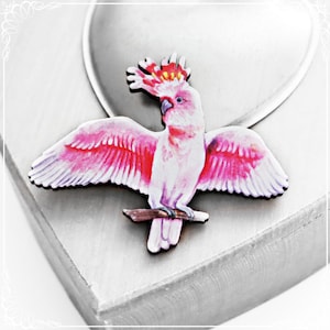 Lindo broche de madeira &#39;Cacatua&#39;, alfinete de madeira papagaio rosa, broche cortado a laser