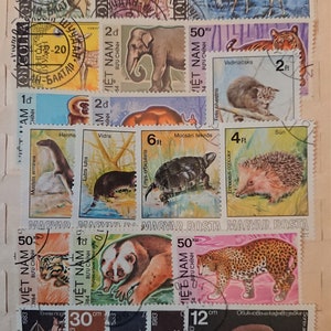 50 random Vintage Stamps-Animals. Fauna - Vietnam, Hungary, Bulgaria, Mongolia and others.