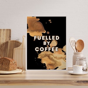 Impressão de parede de citação de café, arte de parede de cozinha de café, pôster de respingo de café, abastecido por café, impressão de arte de xícara de café, presente de amante de café
