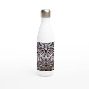 Witte roestvrijstalen geïsoleerde fles (500 ml) roze bloeiende boom en blauwe lucht elegante drankjes koffie thee thermosfles drinkfles