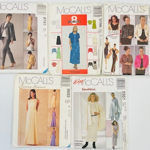 Könnte beinhalten: Fünf verschiedene Schnittmuster für Damenbekleidung. Die Schnittmuster sind von McCall's und beinhalten ein Kleid, eine Jacke, ein Oberteil und einen Rock. Die Schnittmuster sind auf weißem Papier mit Schwarzweißillustrationen gedruckt.