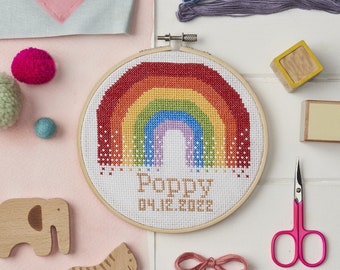 Kit de punto de cruz arcoíris personalizado: nombre y fecha de nacimiento del bebé