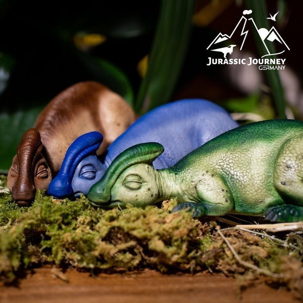 Schlafendes Parasaurolophus Baby, Dinosaurier Skulptur, in verschiedenen Variationen, Resin, handbemalt, Deko, by Jurassic Journey