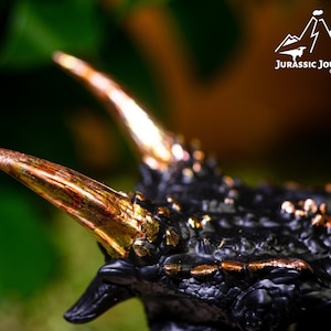 Einzigartiger Design 1/2 Dracorex Schädel mit Beton Stand | Art Edition mit Zertifikat | Dinosaurier Lifestyle Deko by Jurassic Journey