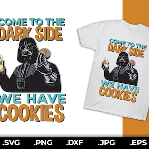 Puede incluir: Una camiseta blanca con un gráfico de Darth Vader sosteniendo una galleta y un cartón de leche. El texto "Come to the Dark Side We Have Cookies" está impreso en la camiseta en azul, naranja y blanco.