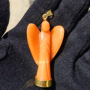 Colgante de ángulo de jade naranja natural, colgante de ángulo tallado a mano, colgante chapado en oro de 18k al por mayor, delicado colgante de ángulo tallado en jade, regalo para