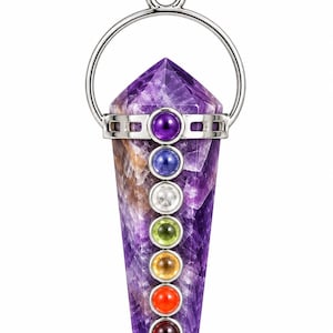 Könnte beinhalten: Ein silberfarbener Anhänger mit einem facettierten, spitz zulaufenden violetten Amethystkristall. Eine vertikale Reihe aus sieben kleinen, runden, mehrfarbigen Cabochon-Steinen in Violett, Blau, Klar, Grün, Gelb, Orange und Rot ist in ein Metallband.