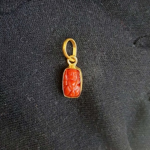 Naturalny czerwony koralowy wisiorek Hanuman, pozłacany wisiorek, hinduski bóg Hanuman Ji religijny wisiorek szczęścia, delikatny pozłacany damski