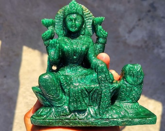 Handskuren staty av grön aventuringudinnan Lakshmi med uggla, hinduisk gudomlig Lakshmi-skulptur för rikedom och välstånd, andlig heminredning