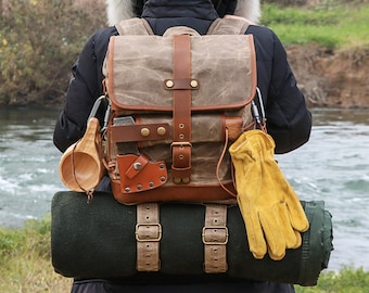 The Trailblazer Bushcraft Waxed Canvas Backpack In Army Green