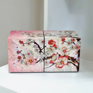 Korean plum blossom pink jewerly box made of mother of pearl with a spring feel