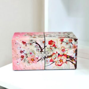 Portagioie coreano color rosa fiore di pruno, realizzato in madreperla con un tocco primaverile.
