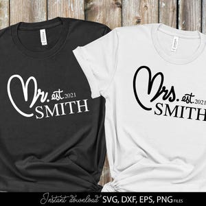 Op de afbeelding: Twee T-shirts, één zwart en één wit, met dezelfde tekst. Het zwarte T-shirt heeft de tekst "Mr. est. 2021 SMITH" in wit, en het witte "Mrs. est. 2021 SMITH" in zwart.