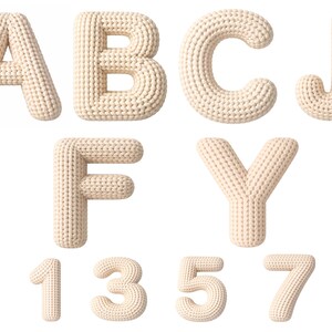 Op de afbeelding: Een verzameling beige gebreide letters en cijfers, waaronder A, B, C, F, J, Y, 1, 3, 5 en 7. De letters en cijfers zijn driedimensionaal en hebben een textuur, ideaal voor knutselen of decoratie.