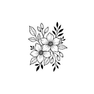 Op de afbeelding: Zwart-wit bloemenlijnkunstillustratie. Twee grote bloemen met gedetailleerde bloemblaadjes zijn omgeven door bladeren en knoppen. Het ontwerp is geschikt voor diverse toepassingen, zoals tatoeages, stickers of wandkunst.