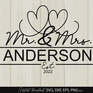 Op de afbeelding: Zwart-wit huwelijksontwerp met de tekst "Mr. & Mrs. Anderson Est. 2022" en twee verweven harten. Het ontwerp staat op een lichte houtnerf achtergrond. De onderkant van de afbeelding zegt "Instant download SVG, DXF, EPS, PNG FILES."