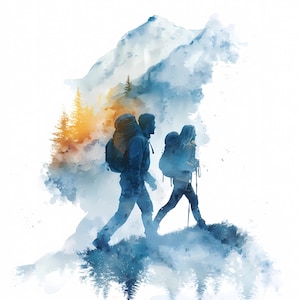 Peut inclure: Illustration à l'aquarelle de deux personnes en randonnée dans les montagnes. Ils portent des sacs à dos et utilisent des bâtons de marche. L'arrière-plan présente une chaîne de montagnes, des arbres et un coucher de soleil aux tons bleus, oranges et jaunes.