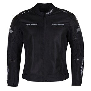 Puede incluir: Chaqueta de moto negra con el texto "MOTOROAR" y "AIR MESH" en gris en la parte delantera y trasera. La chaqueta tiene una cremallera y varios bolsillos.