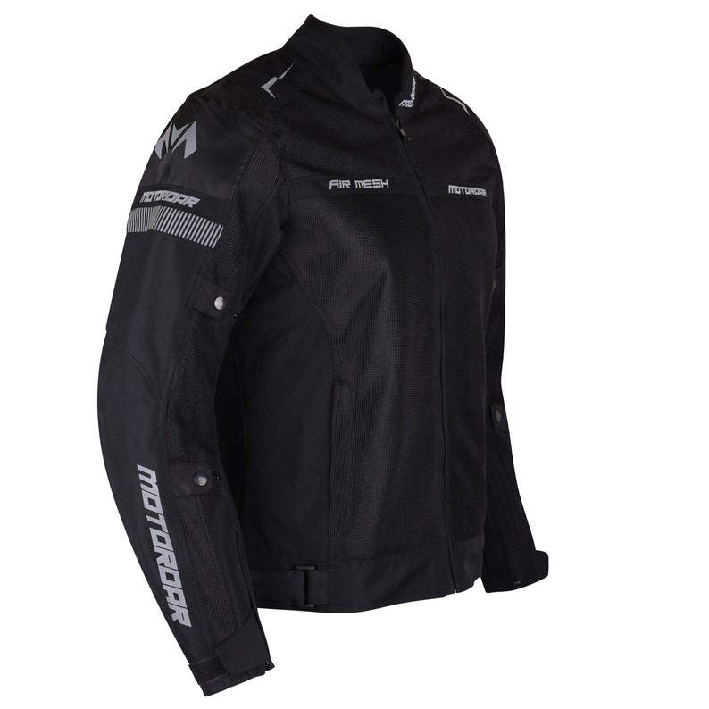 Puede incluir: Chaqueta de moto negra con detalles reflectantes grises y el texto "AIR MESH" y "MOTORROAR".