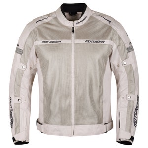 Puede incluir: Una chaqueta de moto gris con detalles negros y la palabra "MOTORDAIR" impresa en las mangas y la espalda. La chaqueta tiene una cremallera y un dise&ntilde;o de malla para la ventilaci&oacute;n. El texto "AIR MESH" est&aacute; impreso en la parte delantera de la chaqueta.