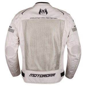 Puede incluir: Una chaqueta de moto gris claro con detalles negros. La chaqueta tiene un panel trasero de malla y las palabras "Innovation and Protection" impresas en la espalda. El nombre de la marca "Motoroar" est&aacute; impreso en la parte baja de la espalda de la chaqueta.