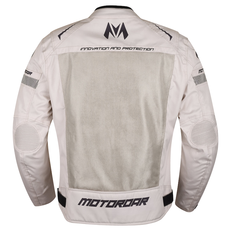 Puede incluir: Una chaqueta de moto gris claro con detalles negros. La chaqueta tiene un panel trasero de malla y las palabras "Innovation and Protection" impresas en la espalda. El nombre de la marca "Motoroar" est&aacute; impreso en la parte baja de la espalda de la chaqueta.