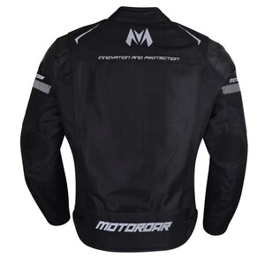 Puede incluir: Chaqueta de moto negra con detalles grises y el texto "MOTOROAR" en la espalda. La chaqueta tiene cierre de cremallera y cuello alto. El texto "INNOVATION AND PROTECTION" est&aacute; impreso en la parte posterior de la chaqueta.