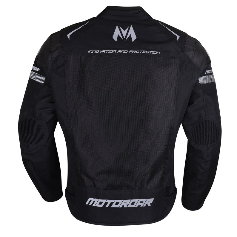 Puede incluir: Chaqueta de moto negra con detalles grises y el texto "MOTOROAR" en la espalda. La chaqueta tiene cierre de cremallera y cuello alto. El texto "INNOVATION AND PROTECTION" est&aacute; impreso en la parte posterior de la chaqueta.