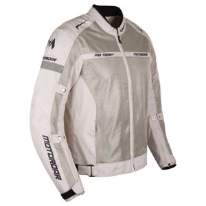 Puede incluir: Una chaqueta de moto blanca y plateada con el texto "AIR MESH" y "MOTORROAR" en la parte delantera. La chaqueta tiene una cremallera y un cuello negro.
