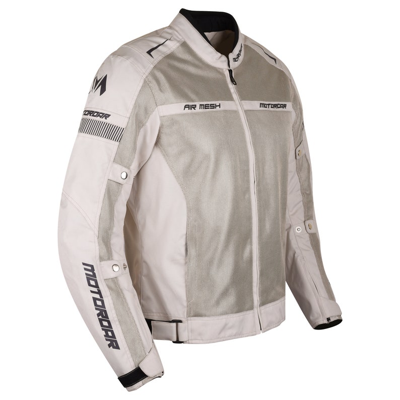 Puede incluir: Una chaqueta de moto blanca y plateada con el texto "AIR MESH" y "MOTORROAR" en la parte delantera. La chaqueta tiene una cremallera y un cuello negro.