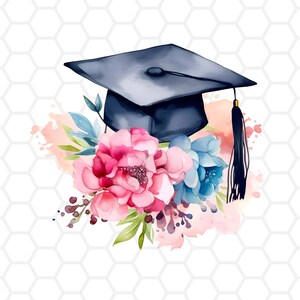 K&ouml;nnte beinhalten: Aquarell-Illustration einer Abschlusskappe mit schwarzer Quaste, die auf einem Strau&szlig; aus rosa und blauen Blumen mit gr&uuml;nen Bl&auml;ttern ruht. Der Hintergrund zeigt eine Aquarellwaschung und ein wei&szlig;es Wabenmuster.