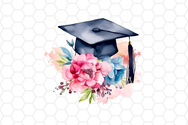 K&ouml;nnte beinhalten: Aquarell-Illustration einer Abschlusskappe mit schwarzer Quaste, die auf einem Strau&szlig; aus rosa und blauen Blumen mit gr&uuml;nen Bl&auml;ttern ruht. Der Hintergrund zeigt eine Aquarellwaschung und ein wei&szlig;es Wabenmuster.