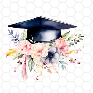 K&ouml;nnte beinhalten: Aquarell-Illustration einer dunkelblauen Abschlusskappe, verziert mit einem Blumenarrangement. Die Blumen sind in Rosa-, Pfirsich- und Lilat&ouml;nen gehalten, mit gr&uuml;nen Bl&auml;ttern und einer rosa Quaste. Der Hintergrund hat ein wei&szlig;es Wabenmuster.