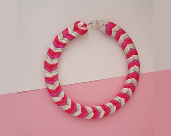 Statement Halskette, geflochtene Textilhalskette, gehäkelte Halsband in Rosa, Handgemachter Schmuck für Frauen