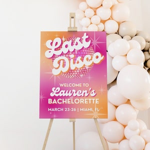 Plantilla de cartel de bienvenida para despedida de soltera Groovy Last Disco para decoraciones de despedida de soltera retro o hippie aturdidas y comprometidas de los años 70 en color rosa y naranja, CHLOE