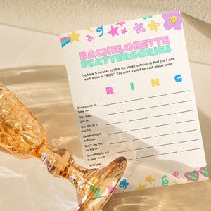 Peut inclure: Un jeu de fête de bachelorette imprimable avec le titre "Bachelorette Scattergories". Le jeu demande aux joueurs de remplir les blancs avec des mots qui commencent par chaque lettre de "RING".