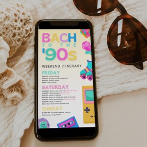 Peut inclure: Un smartphone affichant un itinéraire de week-end pour un événement sur le thème "Retour dans les années 90". L'itinéraire comprend des activités telles que l'arrivée sur le lieu, des boissons et des jeux, des réservations de brunch, la mise en place au bord de la piscine, des réservations de dîner et une soirée en ville. Le téléphone est posé sur une surface blanche avec un coquillage et des lunettes de soleil.